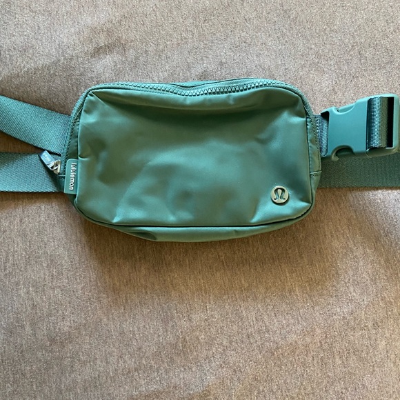Lululemon everywhere belt bag in Grey Eucalyptus. Brand new never used - Picture 3 of 4